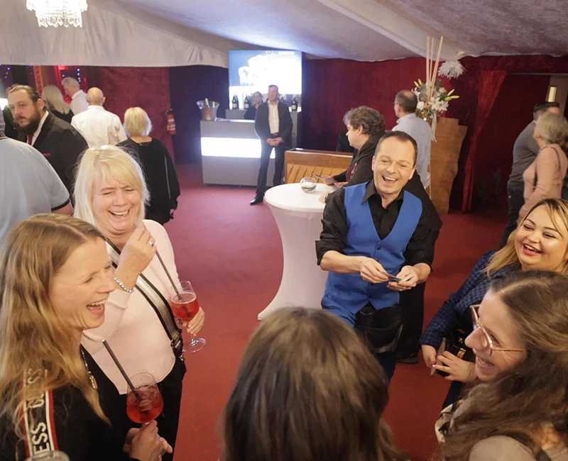 Gute Stimmung auf Stehempfang bei Hochzeit, Geburtstag, Fest, Event